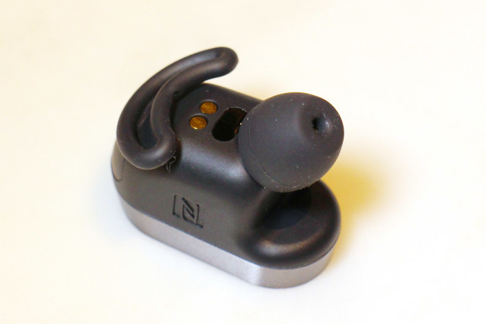 XPERIA Ear 内置多个感应器，可侦测用户使用状态，如拿起耳机放进耳中即可接听电话。