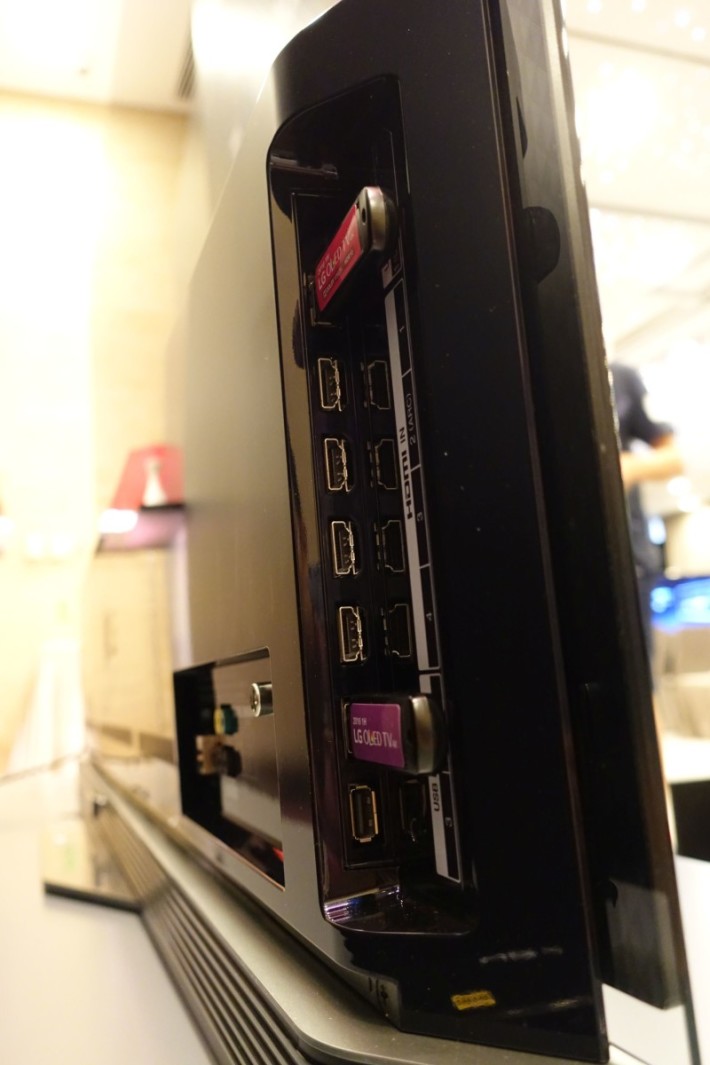 LG 4K HDR OLED TV E6 同样设有3 个 HDMI 、2 个 USB 2.0 及 1 个 USB 3.0 接口。
