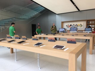 展示 iPad 和 Mac 的柜台。