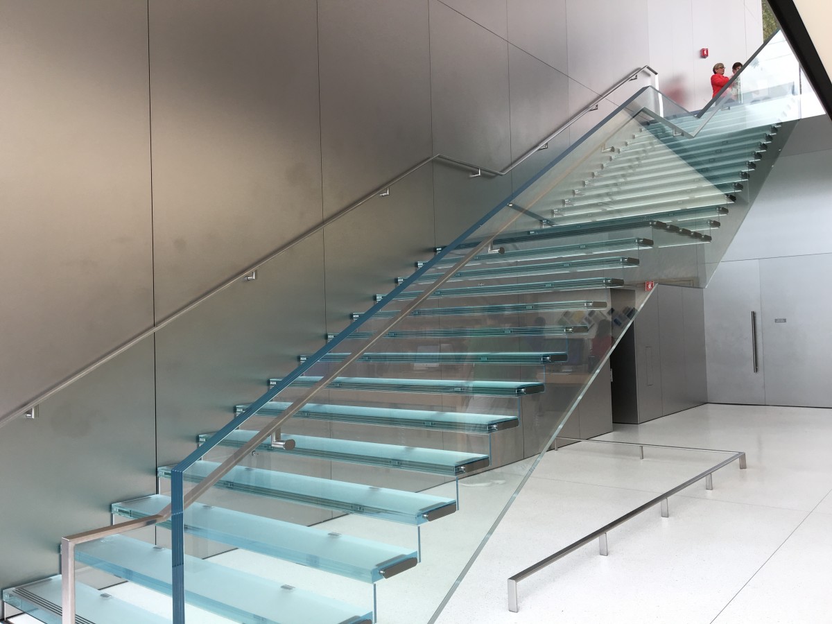 相信价值在于用超大型强化玻璃做楼梯支撑，放上每级楼梯。