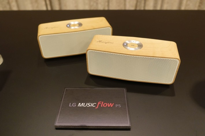 LG Music Flow P5 采用木纹设计。