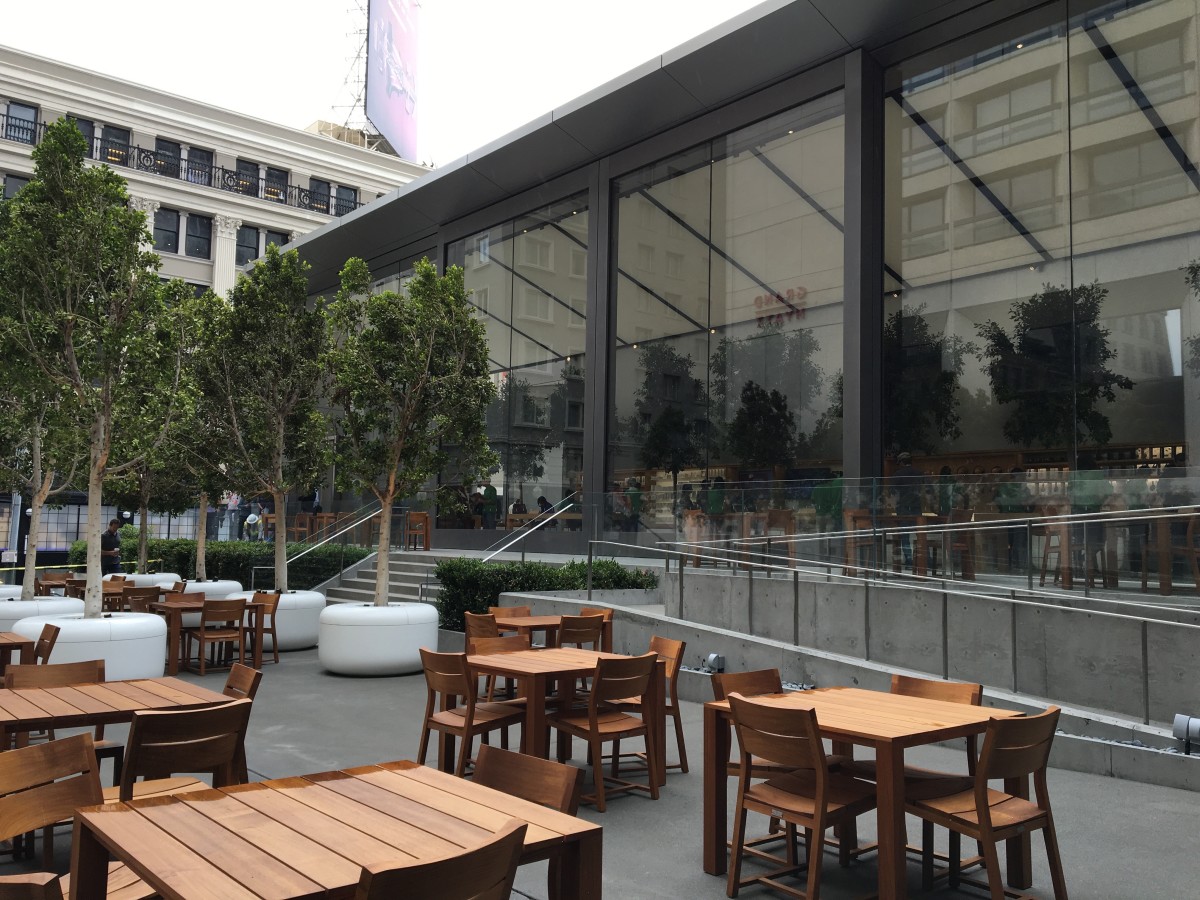 新店设有“后花园”，同样以树做设计卖点，将“Today at Apple”活动伸延到户外，例如每逢周末有表演活动。