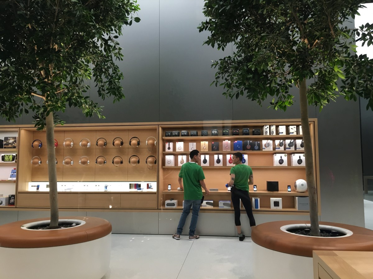 Genius Grove 旁的饰柜展示合作伙伴的产品。耳筒产品展区以木球设计。