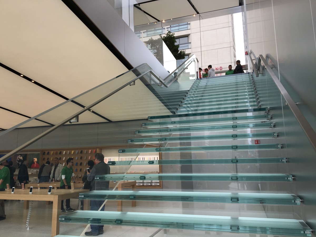 不得不提，Apple Store 的玻璃楼梯。这店两旁各有玻璃楼梯，据闻造价 100 万美元，即每级 33,333 万美元。