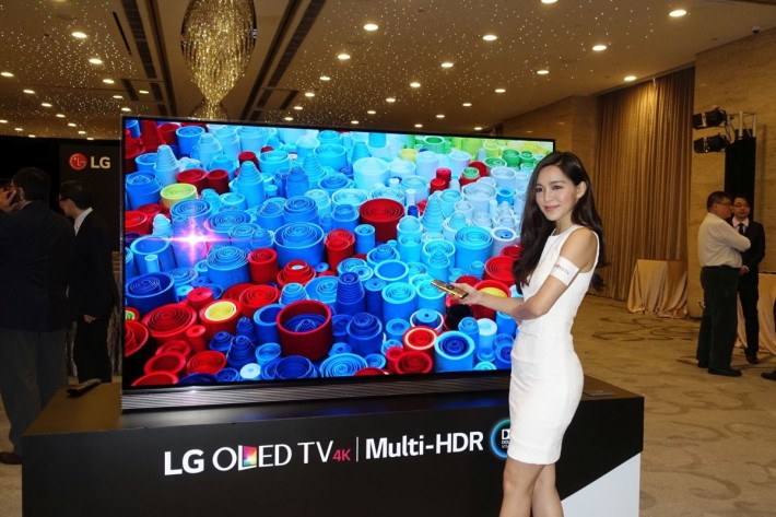 77 吋的 LG SIGNATURE 4K HDR OLED TV G6 虽然未算最大，不过都相当巨型，香港地恐怕冇乜几多屋企放得落。