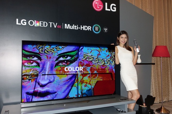 LG 4K HDR OLED TV E6 采用 Picture-on-Glass设计。