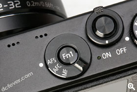 机顶设有对焦模式切换以及实体 Fn1 按钮，旁边亦有立体声收音咪。