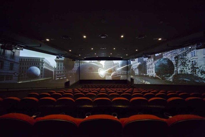 将放映室两边墙也变成银幕的 Screen X 技术