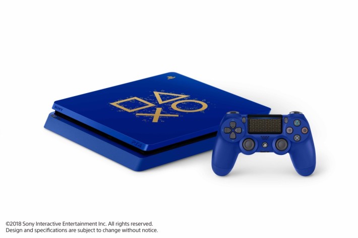 PlayStation 4 Days of Play Limited Edition 限定版主机以深蓝配上金色，相常吸睛。