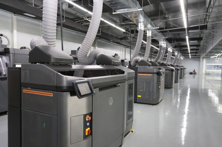 兰湾智慧–惠普 3D 打印技术批量化定制中心”内安装了 10 部 HP Multi Jet Fusion 3D 打印系统。