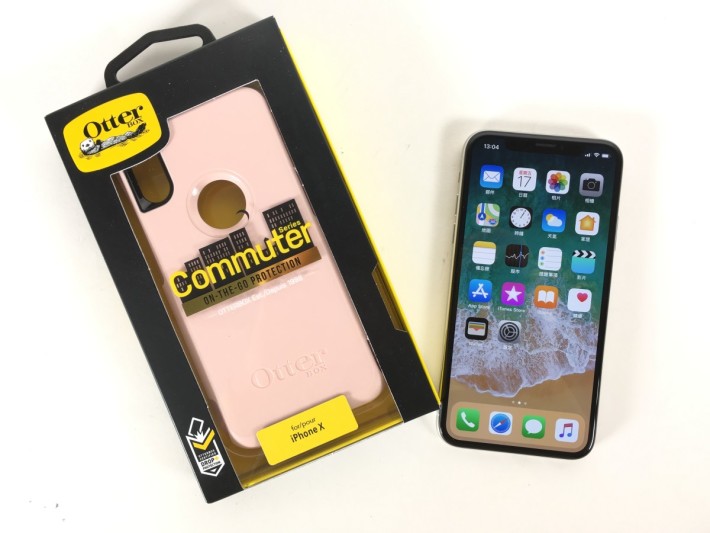 iPhone X 只得银色和太空灰两种颜色，可能不合女孩子的喜好，现在配个粉红色的保护壳就可以改变风格了。