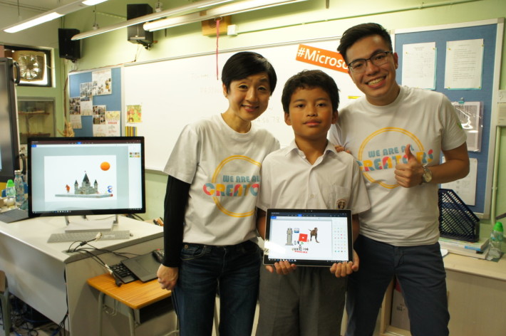 （左）微软香港总经理陈珊珊与（中）道慈佛社杨日霖纪念学校学生陈永丰，共同制作智能新世界。