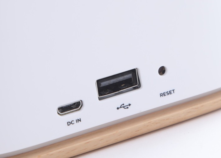 装置背后设有 microUSB 插头的 DC IN、暂时未用得着的 USB 和重置键。