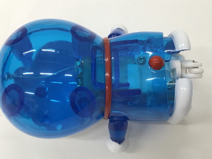 从透明的玩具，可看到机械小玩偶内有摩打及齿轮组。