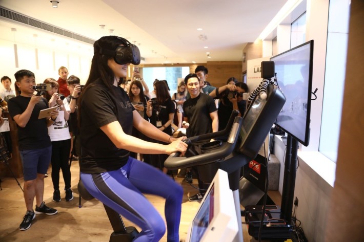 健身单车配合 VR 带来新体验