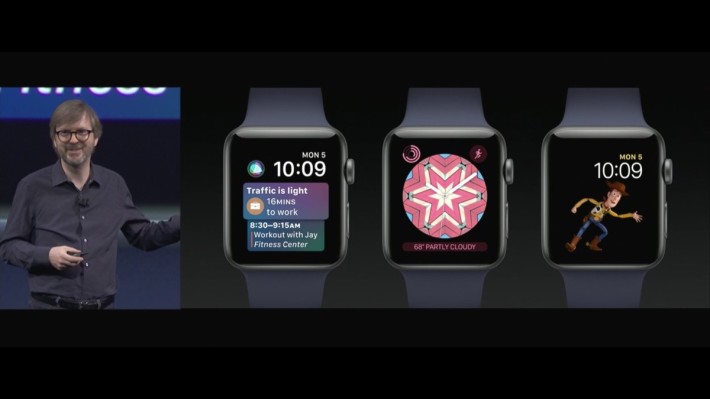 (左至右) watchOS 4 有 Siri 表面，Toy Story 角色表面及万花筒表面