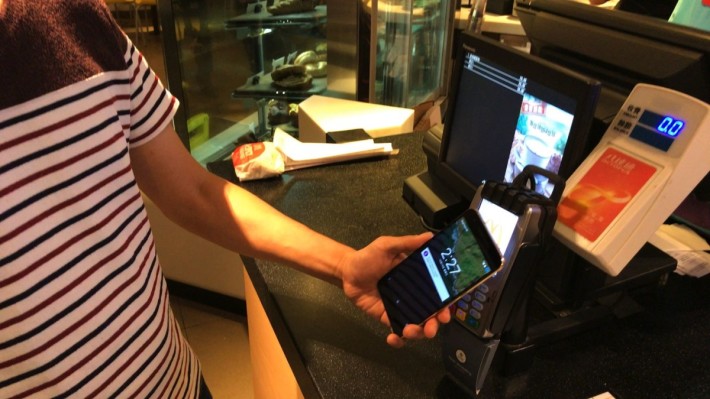 交易时只要将手机的 NFC 对住感应式读卡器，即可完成，过程以秒速搞定。