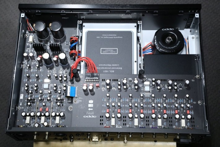 ．UDP-205 内的机板布局比203丰富好多，左方两声道音频处理，像 Sonica DAC 一样分开左右声道电路。另罕有仍提供7.1 声音模拟输出。