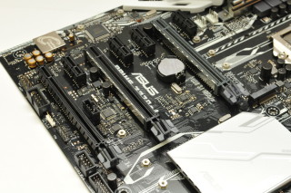 提供 3 条 PCI-E 3.0 x16 插槽，最多可支援 双卡 NVIDIA SLI、三卡 AMD CrossFire。