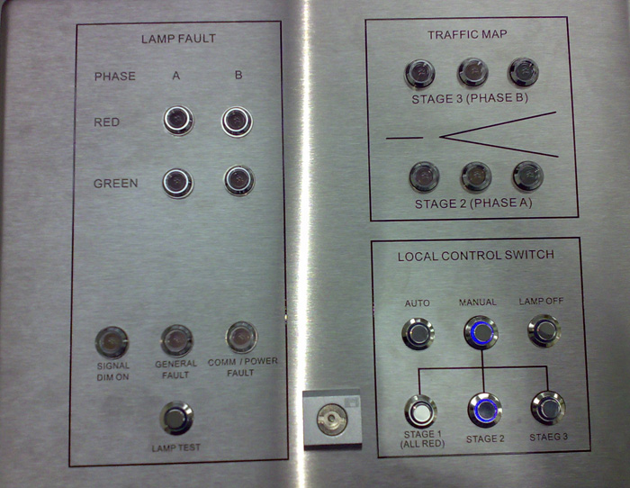 控制面版上设有按钮和指示灯。