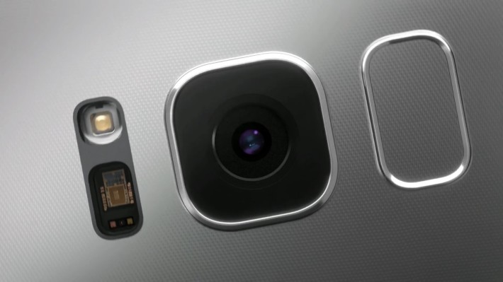 镜头跟 S7/S7 edge 规格相同。指纹感应器则在镜头右边。