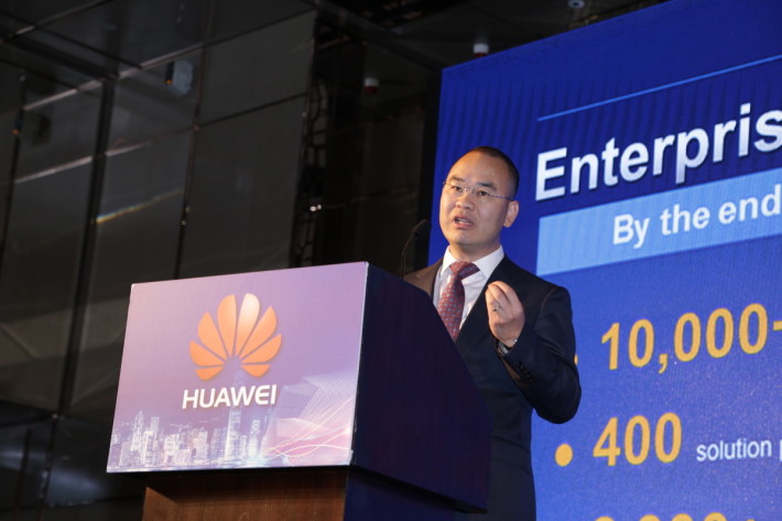 华为香港企业业务总经理潘晨苏指出，华为透过平台和生态的策略，让合作伙伴成为本地业界落实数码转型的首选。