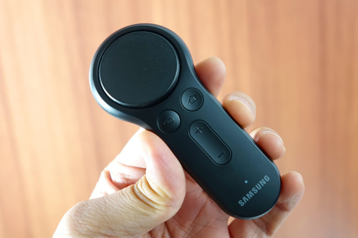 与 Google 的 Daydream 控制器不同， Gear VR 动态控制器多了一块可以当作大型按钮的触控板，提供更多样化的操控。