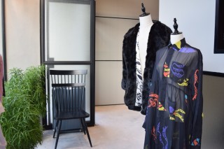 展览区展出了会员的时装设计作品。