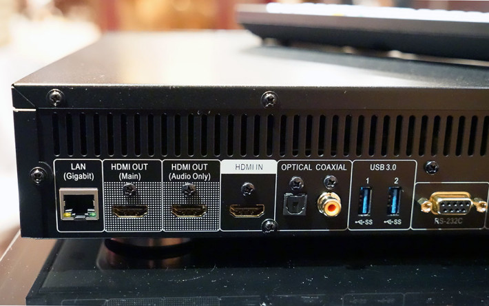 ・UDP-203 有两组 HDMI 2.0 输出，其中第二组只有声音供玩声画分家。另外也有一组 HDMI 输入。