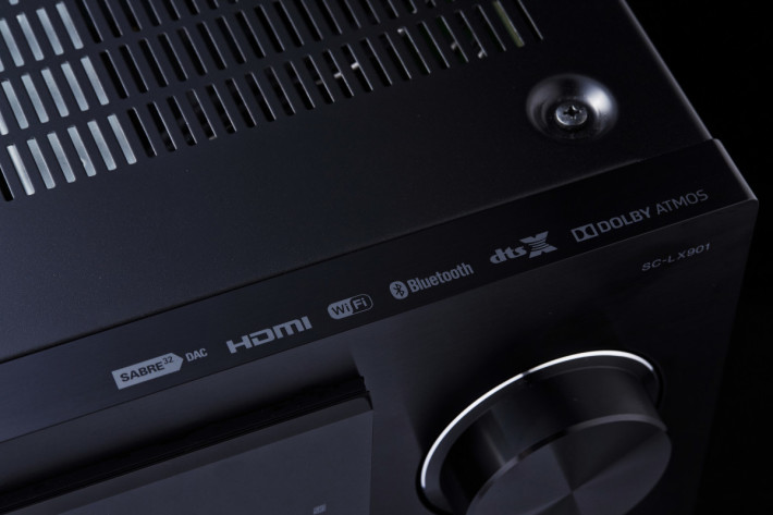 内置最新的 Dolby Atmos 及 DTS：X 多声道音效解码功能，缔造全方位效果。