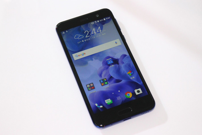 HTC U Play 使用 5.2吋1,080p 屏幕，机身较小，手感有点像 iPhone 7。