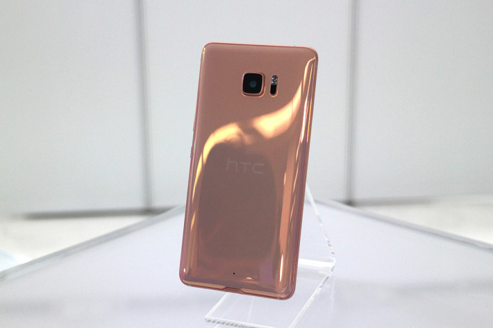 “不是 Rose Gold”，那就是 HTC 对 U Ultra 新色的其中一个 comment，大概是与一众 Rose Gold 用色的手机要表明我不是同你同一伙。
