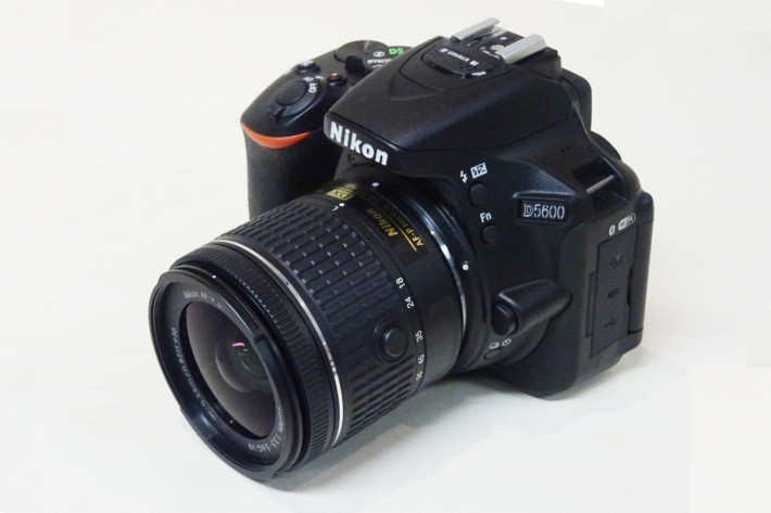 Nikon D5600 在外观上与前代并没大分别。