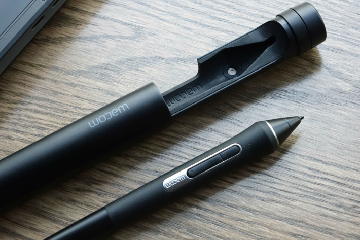 随机附设无源 Pro Pen 2 及个“笔盒”一个。