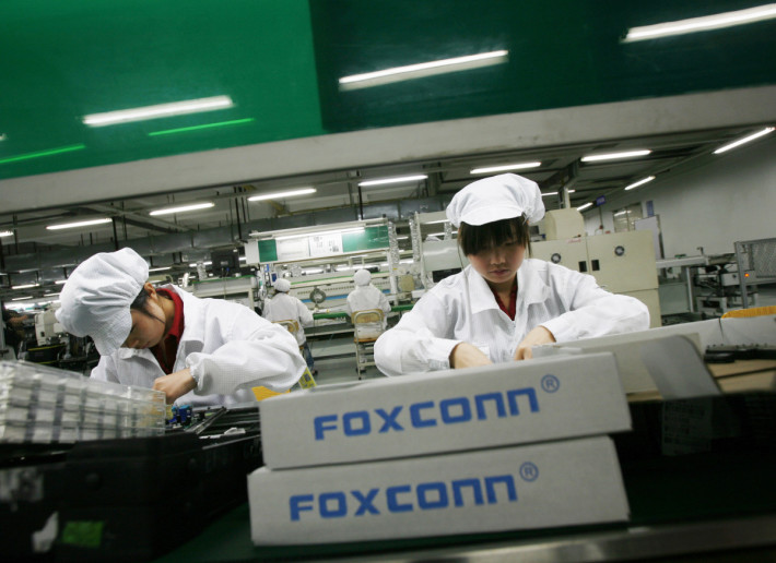 Workers are seen inside a Foxconn factory in the township of Longhua in the southern Guangdong province May 26, 2010. A spate of nine employee deaths at global contract electronics manufacturer Foxconn, Apple's main supplier of iPhones, has cast a spotlight on some of the harsher aspects of blue-collar life on the Chinese factory floor. REUTERS/Bobby Yip (CHINA - Tags: BUSINESS EMPLOYMENT) - RTR2ED8S