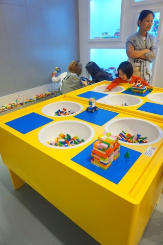 专门店右边设有小童Play Table，以及2米 x 3 米的创作墙，畀小朋友发挥创意。