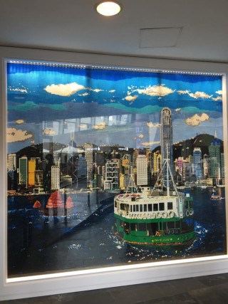 门口挂有一幅9.9呎x11.2呎的马赛克画，以10万颗LEGO拼出维港景色，为现时全港最大的马赛克画。