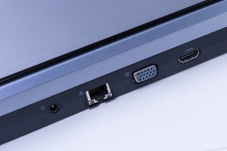 背面提供 HDMI 与 VGA 端子，方便外接高清影视器材及投影机。