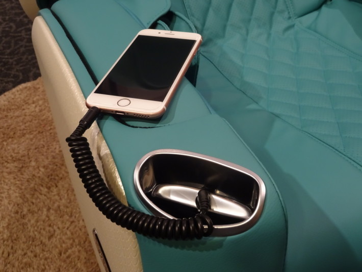 在右扶手的 3.5mm 耳机插糟连上手机便可即时在椅上播放音乐。