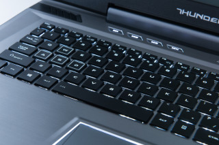 键盘按键微曲凹设计，“WASD”键更以白框作视觉强化，进行比赛时不易按错键位。