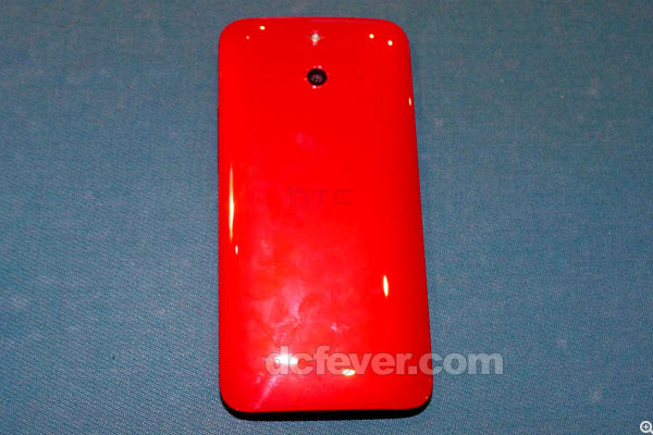 HTC One E8 机背以抛光塑胶制作