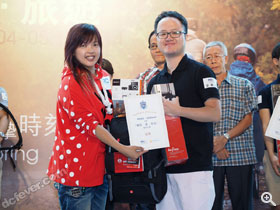 冠军得主谢其标接过由摄旅作家 Celia Cheng 颁发的奖品及奖状。