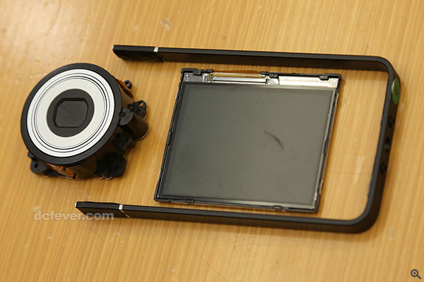 镜头 / 感光元件、LCD 显示以及外框手柄，就是组成 TR 相机的核心。