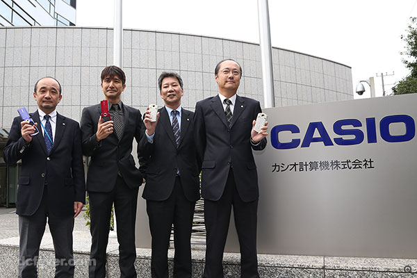 日本 Casio 各位高层合照。<br>左起︰松原直也（Naoya Matsubara）、长山洋介（Yosuke Nagayama）、<br>重冈正之（Masayuki Shigeoka）、中山 仁（Jin Nakayama）。