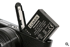 采用 DMW-BLH7E 电池，一次充电可拍摄约 220 张。