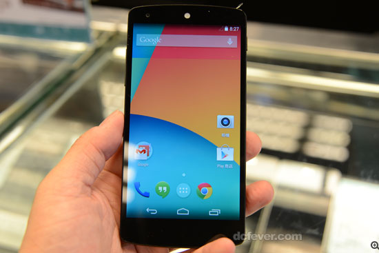 Nexus 5 最大特色是黑色机面听筒位置是白色