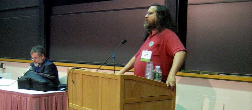 第一份GNU GPLv3草案是由Richard Stallman在在美国麻州剑桥的麻省理工学院发起的。