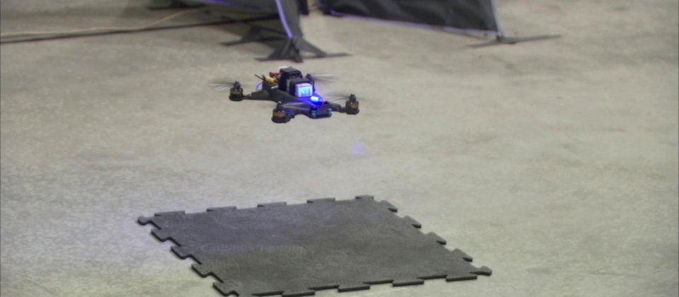 NASA喷气推进实验室工程师打造了三架由AI操控的无人机,在无人机障碍赛中和人类飞行员一较高下。