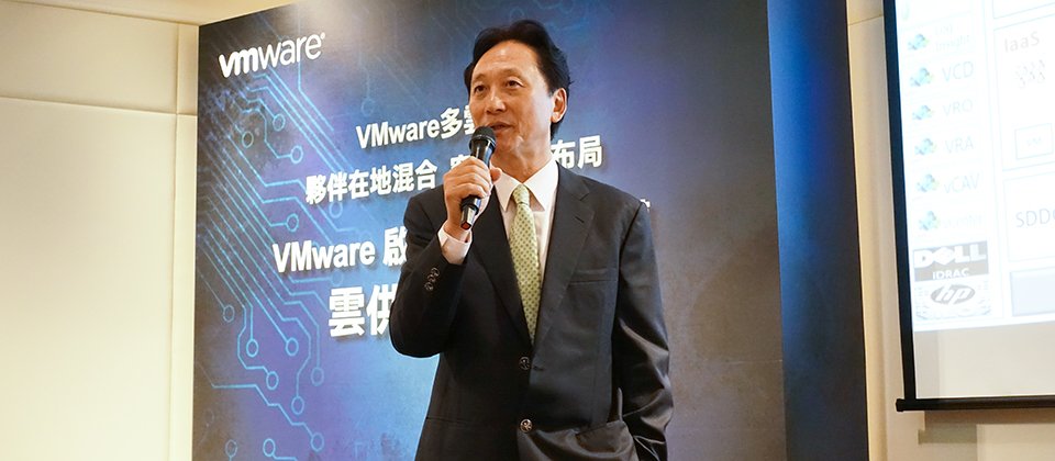 数位通董事长吴振生表示,数位通国际与VMware团队合作,将既有的资料中心转型为现代化云端资料中心。他也举例,像是数位通国际推出的线上云端应用平台Global Web Service解决方案,其中的GWS-Cloud DR异地备援方案为例,该方案结合高可靠及高可用性的云端资料中心,并且以VMware异地备援技术为核心,简化了灾难恢复时所需的工作。