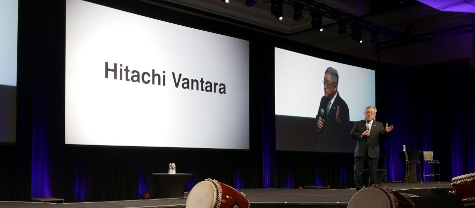日立公司总裁兼首席执行官Toshiaki Higashihara亲自在大会上宣布,成立全新的子公司Hitachi Vantara,原本的HDS也被整合在其中。Vantara要帮助企业数位转型,同时印证了日立在角色定位上,已不是纯储存厂商
